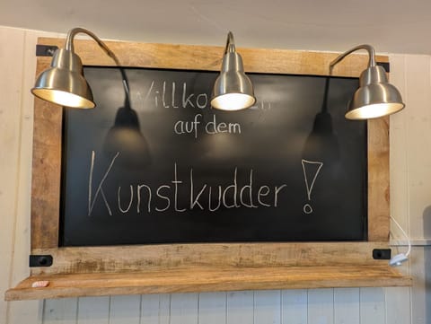 Schute "Kunstkudder" im Hansehafen Docked boat in Stade