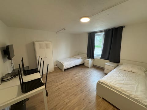 Bed, TV and multimedia, Photo of the whole room, Bedroom