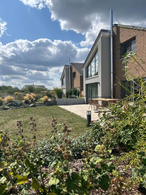 Property building, Garden, Balcony/Terrace