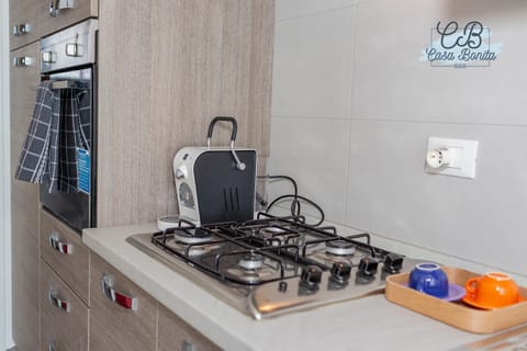 Coffee/tea facilities, Kitchen or kitchenette, stove