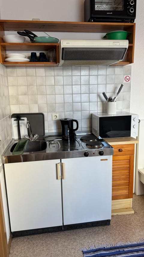 Kitchen or kitchenette, minibar, stove