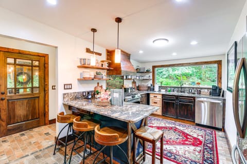 Dreamy Damascus Cabin about 1 Mi to Appalachian Trail House in Damascus