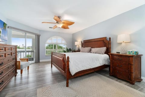 Bayside Retreat, 4 Bedroom, 3 Bath Beach House, Heated Pool, Spa, Boat Dock House in Bonita Springs