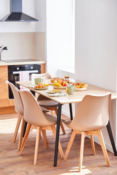 Kitchen or kitchenette, Dining area