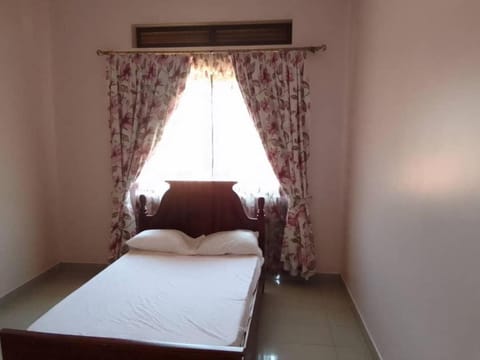 Kampala - 6 beds - sleeps 14 - Onsite Parking House in Kampala