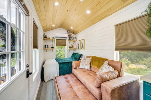 Secluded Lenoir Tiny Home with Private Hot Tub! Apartment in Caldwell