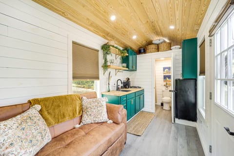 Secluded Lenoir Tiny Home with Private Hot Tub! Apartment in Caldwell