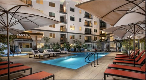 Amazing Place By Disneyland with Pool with Rooftop BBQ Apartment in Santa Ana