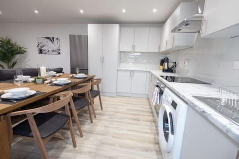 Contemporary 3BR flat in Watford Apartment in Watford