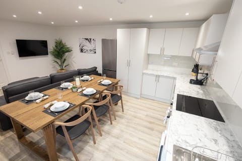 Contemporary 3BR flat in Watford Apartment in Watford