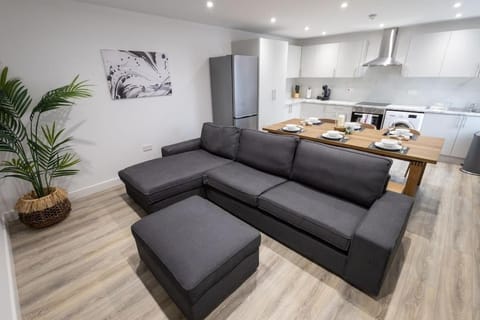 Contemporary 3BR flat in Watford Apartment in Watford