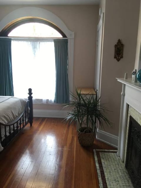 Historic Upstairs Apartment Appartement in Bellevue