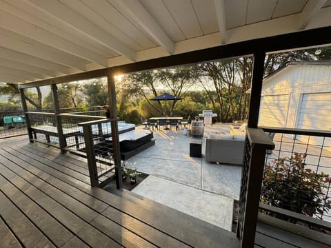 Manzanita Hideaway Hot Tub Sunset views Yosemite House in Ahwahnee