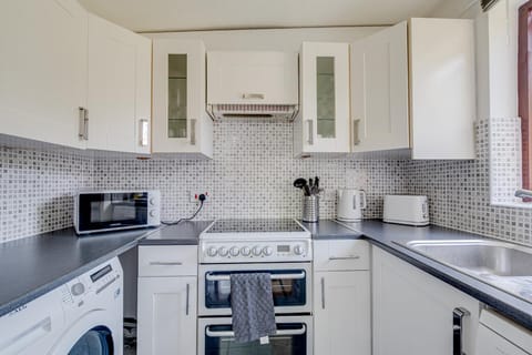 Kitchen or kitchenette, oven, stove, washing machine