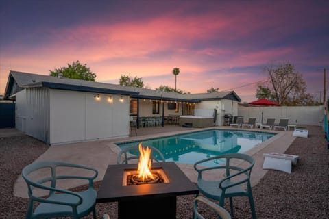 Girls Getaway Haven Outdoor Bar w Pool & Hot Tub House in Tempe