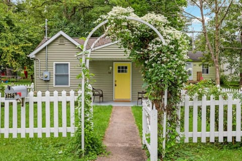 Bumble Bee Cottage - Quiet comfort for 2 House in Peoria