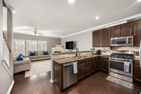 Kitchen or kitchenette, Living room, Seating area, Dining area, oven, stove