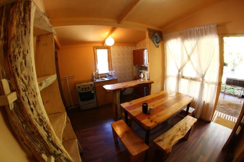 Kitchen or kitchenette, Dining area, microwave