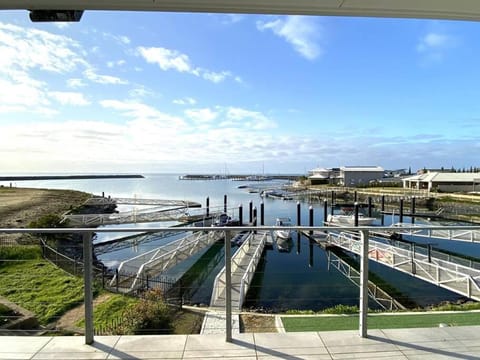 The Glass House Maison in Port Vincent