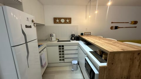 Kitchen or kitchenette, microwave, minibar, stove, toaster