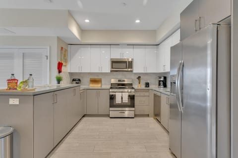 Stylish Three-Bedroom Condo Apartment hotel in Inglewood