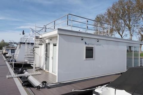 Houseboat Griffioen Home, Nieuwpoort Docked boat in Middelkerke