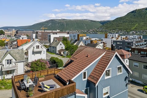 Property building, Nearby landmark, Day, Neighbourhood, Natural landscape, Bird's eye view, City view, Lake view, Mountain view, River view, Street view, Location, Parking