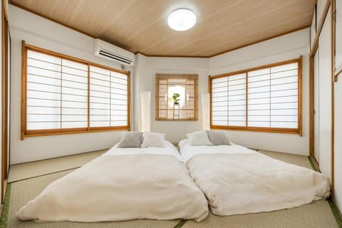 NewOpen! 駅徒歩1分 池袋エリア 60平米最大8名宿泊可能 和風モダン Apartment in Shinjuku