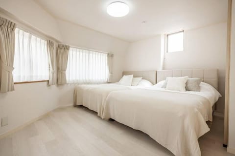 NewOpen! 駅徒歩1分 池袋エリア 60平米最大8名宿泊可能 和風モダン Apartment in Shinjuku