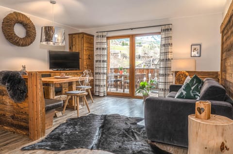 Communal lounge/ TV room, TV and multimedia, Living room, Evening entertainment