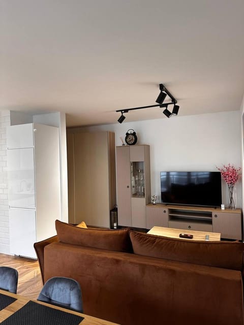 Communal lounge/ TV room, TV and multimedia, Living room, Seating area, Evening entertainment