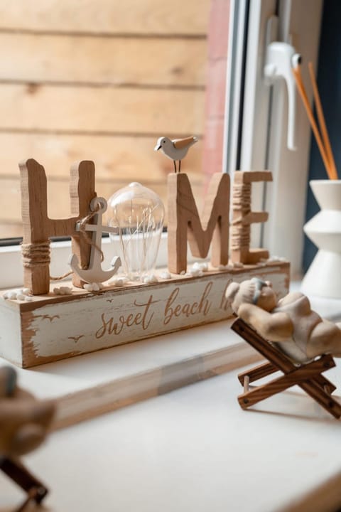 Stunning 2 Bedroom Beach Apartment With Garden Apartment in Rhôs-on-Sea