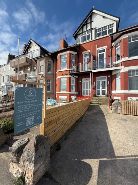 Stunning 2 Bedroom Beach Apartment With Garden Apartment in Rhôs-on-Sea