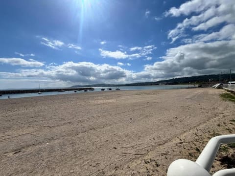 Stunning 2 Bedroom Beach Apartment With Garden Apartment in Rhôs-on-Sea