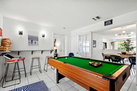 Beachside Escape Poolhouse w Game Room, Grill Casa in Lantana