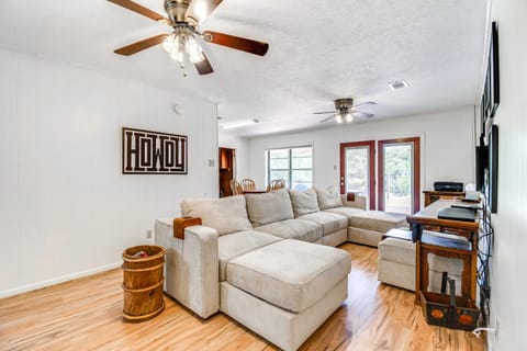 2 Mi to Kyle Field Bryan Home with Fenced Yard House in College Station