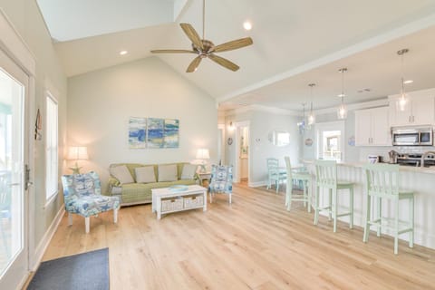 Hot Tub and Bay Views Beachfront Gilchrist Retreat House in Bolivar Peninsula