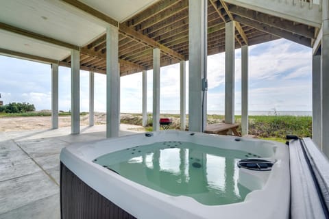 Hot Tub and Bay Views Beachfront Gilchrist Retreat House in Bolivar Peninsula