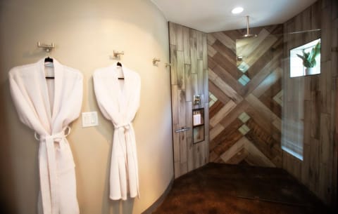 The Barn Silo At Goose Lake Lane Farm Stay in Glendale