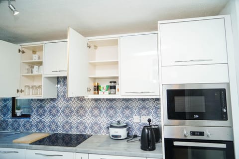 Coffee/tea facilities, Kitchen or kitchenette, oven, stove, toaster