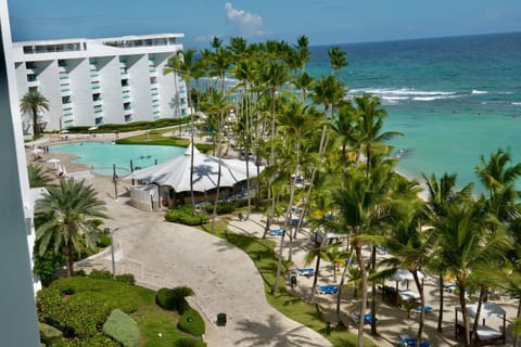 Property building, Nearby landmark, Spring, Day, Natural landscape, Bird's eye view, Beach, Pool view, Sea view, Swimming pool, Location, sunbed