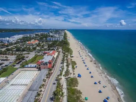 Coastal Cottage - Steps to the Beach and Downtown! House in Lake Worth