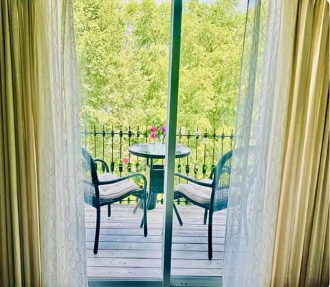 Hummingbird Haven Bed & Breakfast Luxury Suite With Terrace & Seasonal Lake Views Located in Historic Old Town Niagara-On-The-Lake Bed and Breakfast in Niagara-on-the-Lake