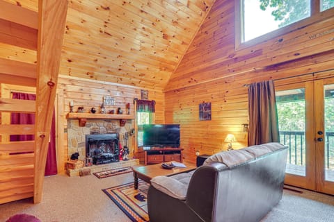 Cozy Cabin with Hot Tub Less Than Half-Mi to Douglas Lake! House in Douglas Lake