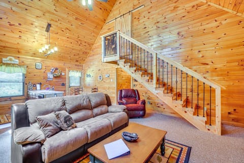 Cozy Cabin with Hot Tub Less Than Half-Mi to Douglas Lake! House in Douglas Lake