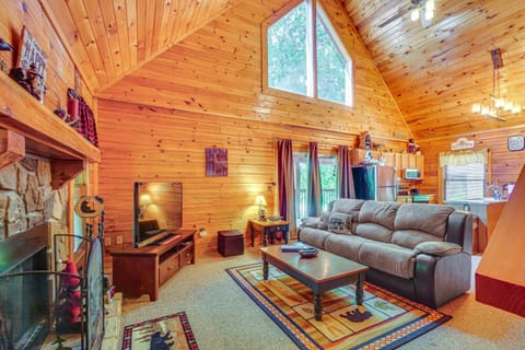 Cozy Cabin with Hot Tub Less Than Half-Mi to Douglas Lake! House in Douglas Lake