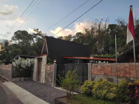 Facade/entrance, Natural landscape, Garden view