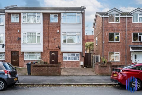 Property building, Day, Neighbourhood, Street view, Location, Parking