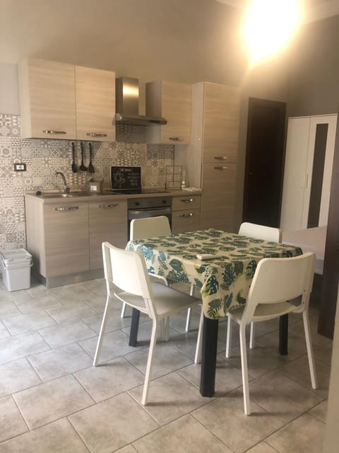 Kitchen or kitchenette, Dining area, oven, stove