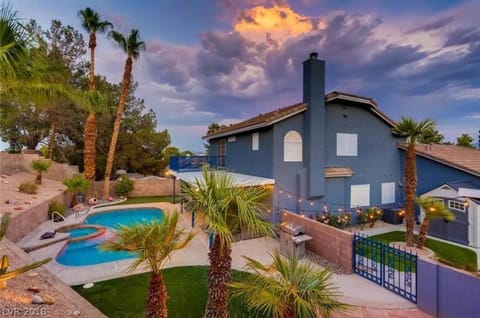 Property building, Day, Garden view, Pool view, Swimming pool, sunbed